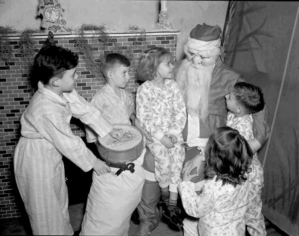 TodayInNewOrleansHistory/1938December20SantaAtWPArecreationCenter1420CanalStreet.gif