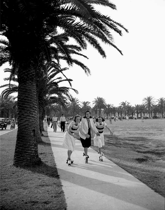 TodayInNewOrleansHistory/1938December6GirlsSkatingInCityPark.gif