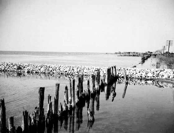 TodayInNewOrleansHistory/1939May25LincolnBeachBuildingBeach.gif