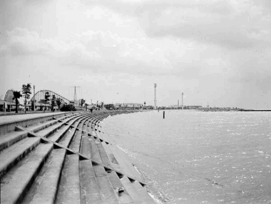 TodayInNewOrleansHistory/1941May5SeawallPontchartrainBeach.jpg