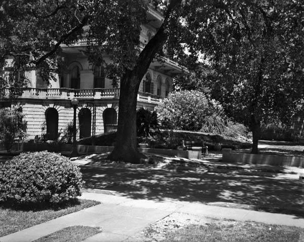 TodayInNewOrleansHistory/1955June11LulingMansionJockeyClub.gif